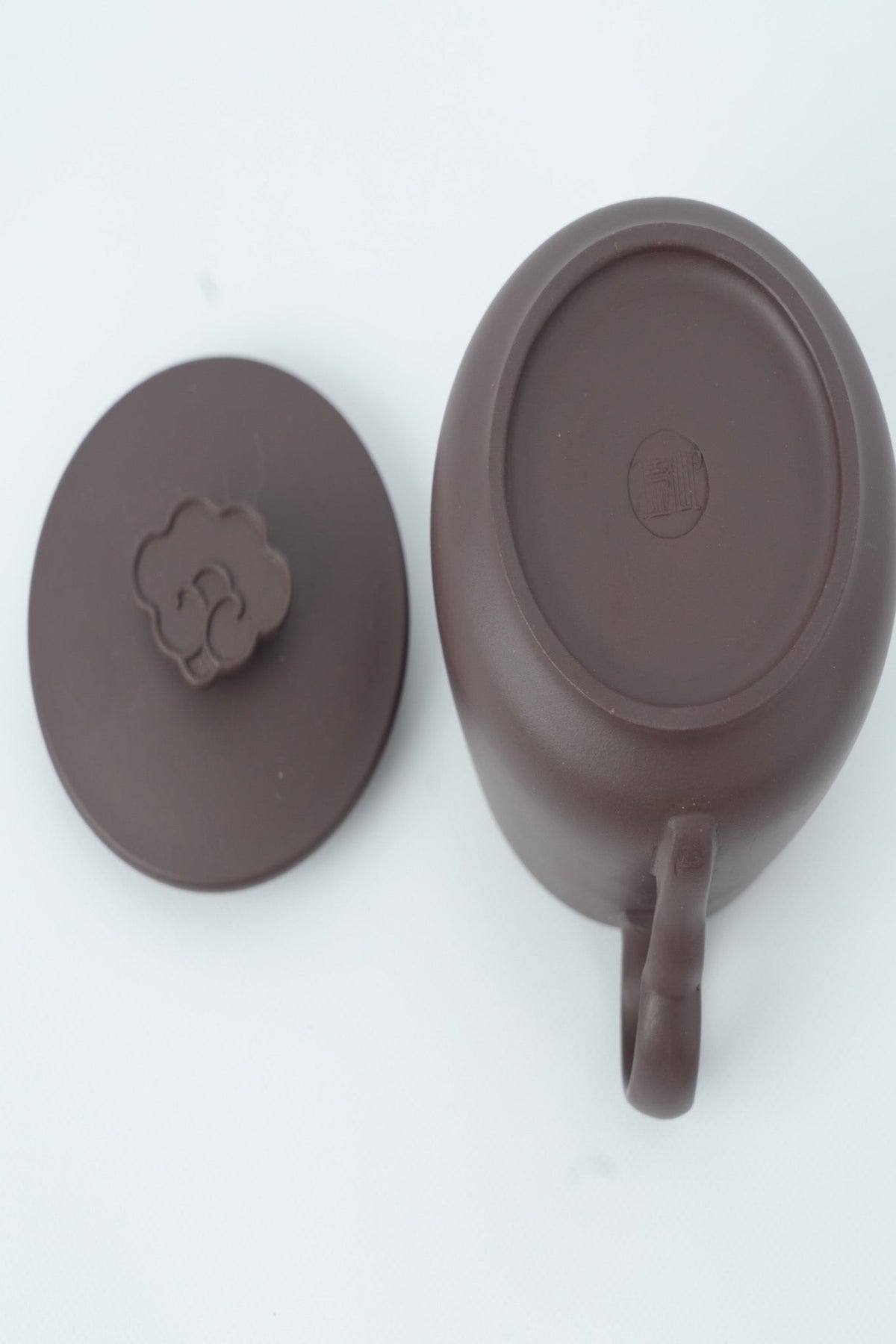 Underside base mark and cloud-shaped lid knob of the Good Fortune Zisha Cup