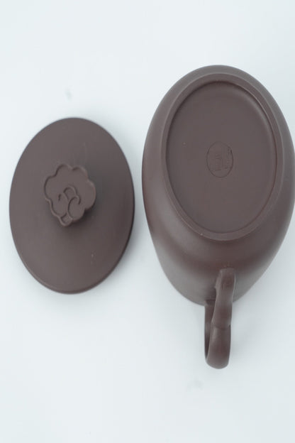 Underside base mark and cloud-shaped lid knob of the Good Fortune Zisha Cup
